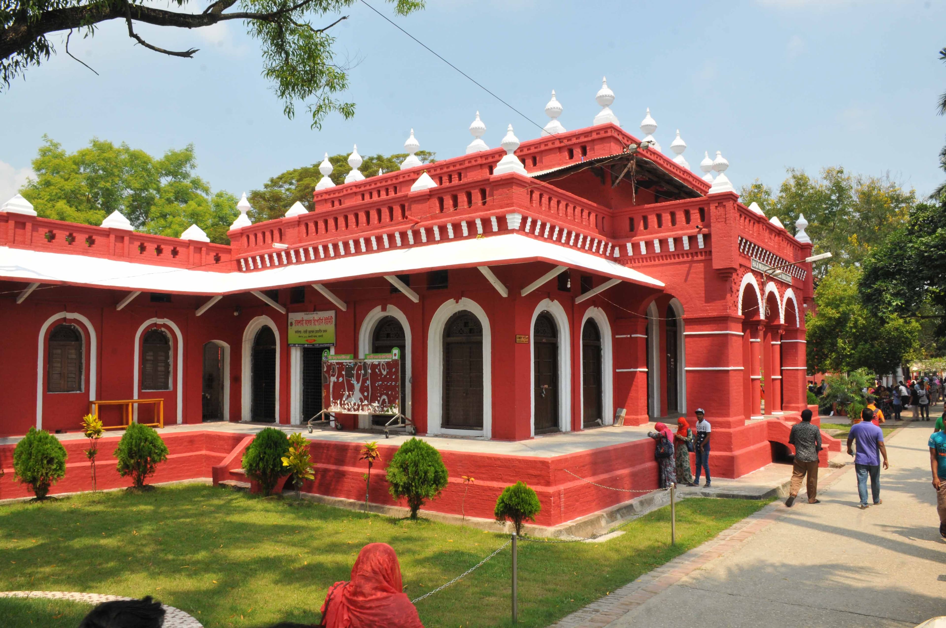ঐতিহ্যবাহী একাডেমিক চত্বর ও ভবন
